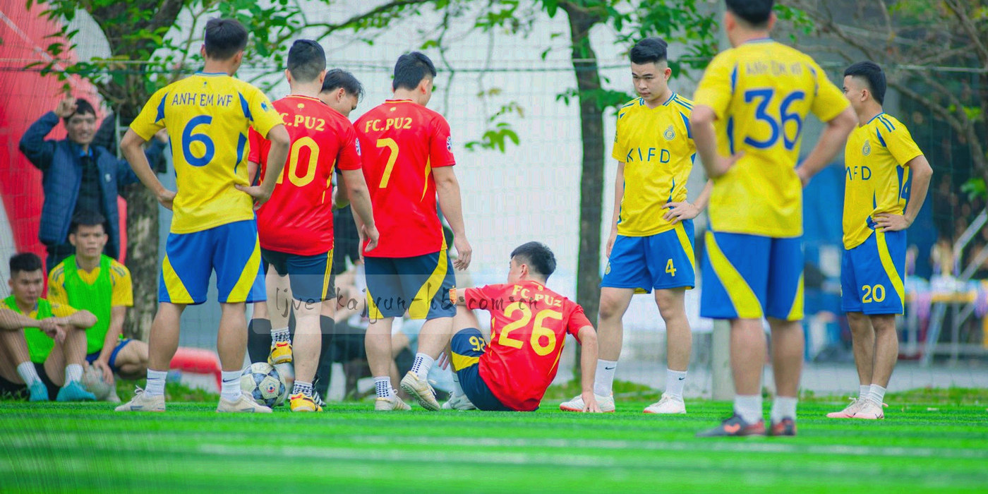 四个设备轮廓用光轨连接并汇聚到一块当季面板的抽象示意图